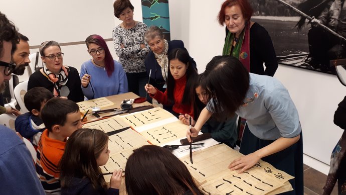 Taller de caligrafía china organizado por Periferias en la Diputación