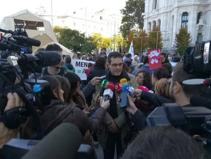El edil del PSOE Chema Dávila atiende a los medios de comunicación