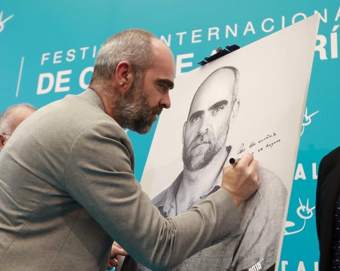 Luis Tosar, firmando en el cartel de Fical con el que se le rinde homenaje.