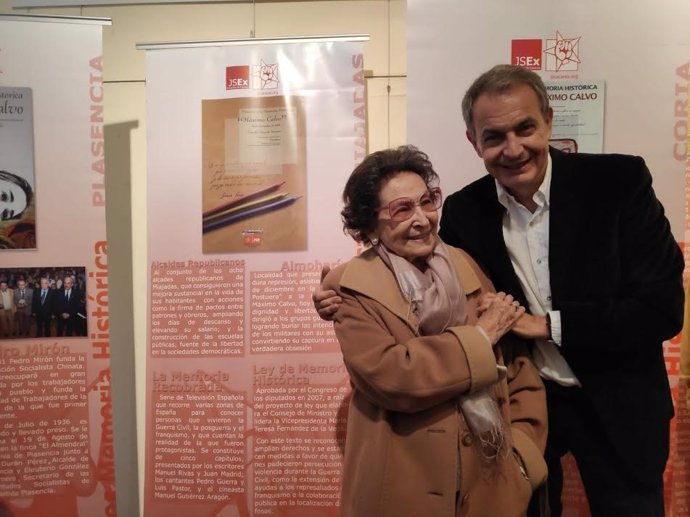 Zapatero junto a Conchita Viera, hija de un alcalde represaliado.