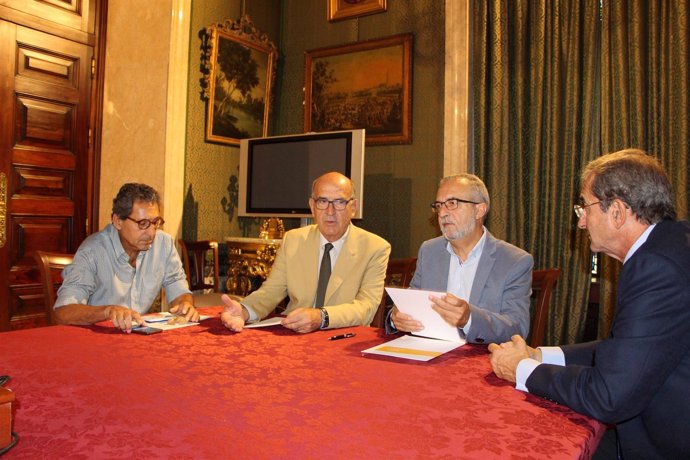Firma de convenio entre el Ayuntamiento de Sevilla y Proyecto Hombre