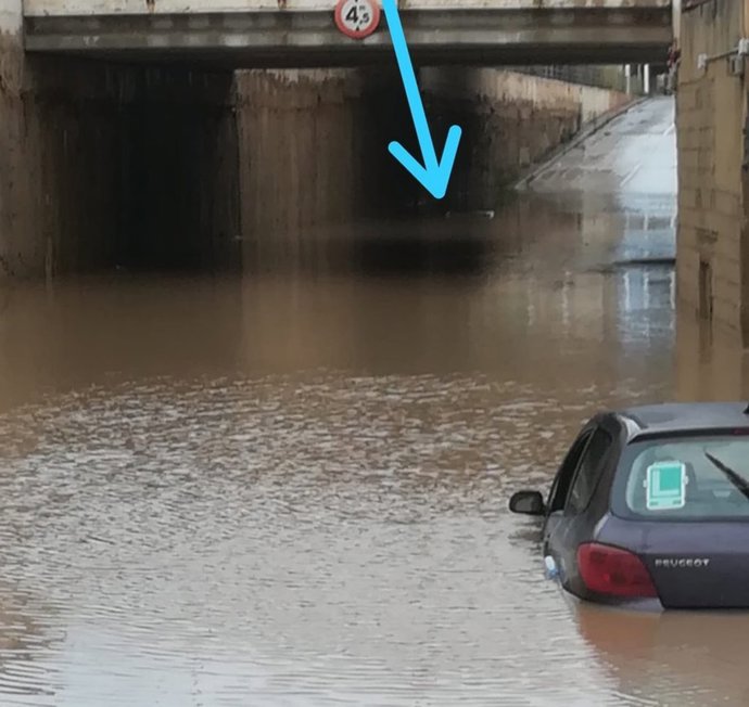 Un coche hundido en un túnel de Alboraia