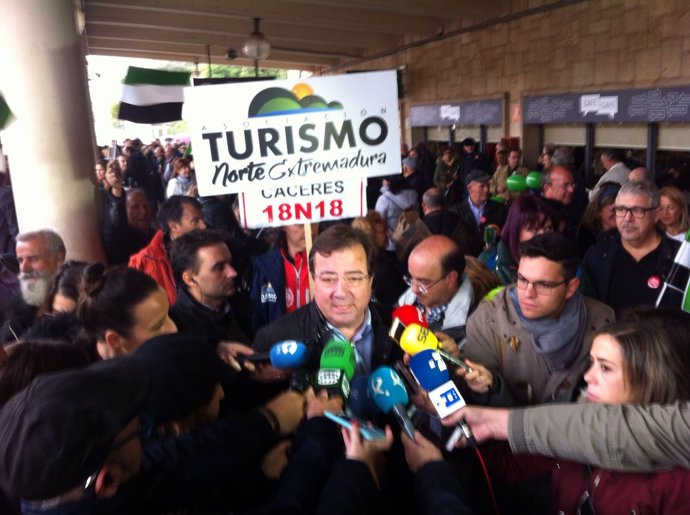 Fernández Vara en la manifiestación del tren en Cáceres