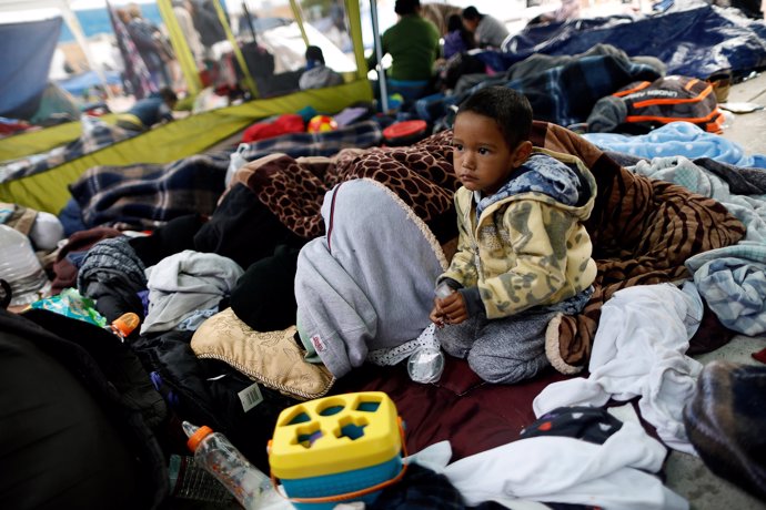 Un niño de la caravana de migrantes centroamericanos hacia Estados Unidos