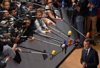 La aprobación de Macron se desploma en medio de las protestas contra el impuesto al combustible