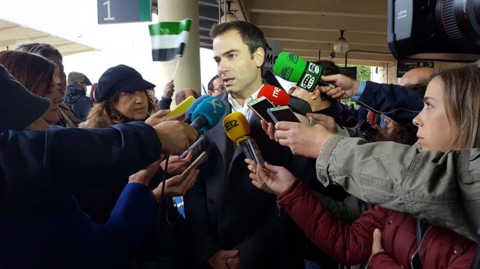 Antonio Ibarra, de Ciudadanos, en la manifestación por el tren en Cáceres