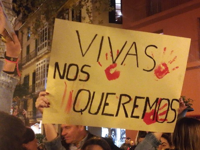 Pancarta en la concentración por la mujer apuñalada en Palma