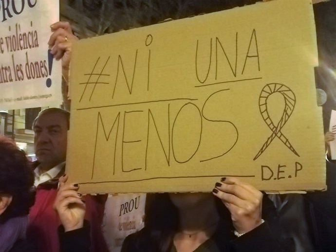 Pancarta en la concentración por la mujer apuñalada en Palma