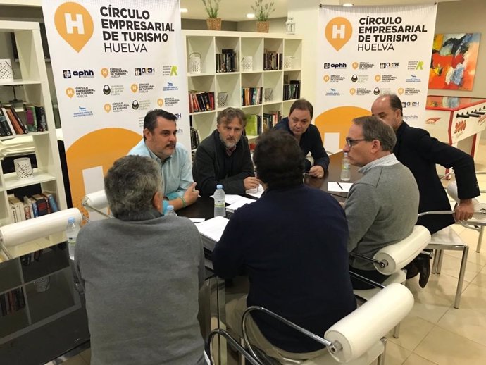 Socalistas en una reunión con empresarios de Huelva
