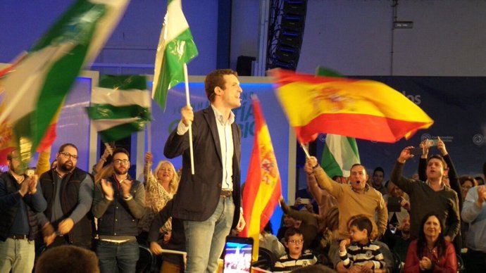 Pablo Casado, con una bandera andaluza en un acto en Algeciras
