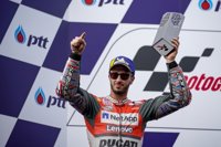Dovizioso reina en el caos de Cheste y Rins y Pol Espargaró completan el podio