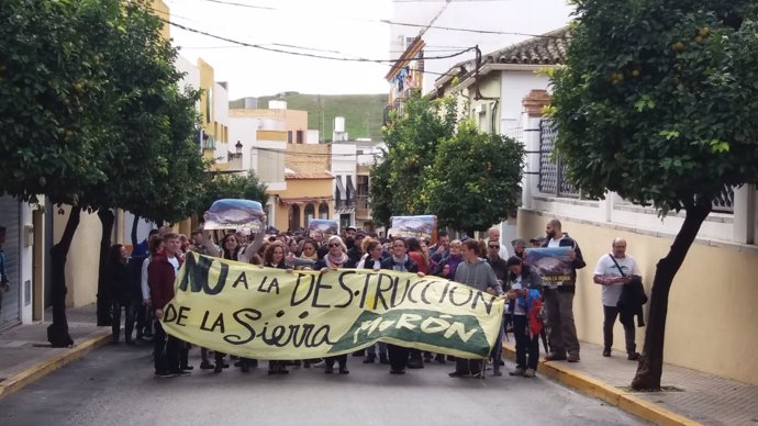 Manifestación en Morón contra la reapertura de dos canteras en la sierra