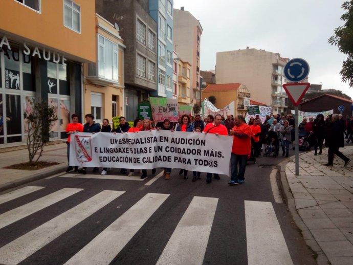 Manifestación de padres y madres en Cariño (A Coruña)