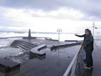 El fuerte oleaje se ensaña con la costa de La Laguna y causa numerosos desperfectos