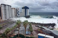 Las olas provocan importantes daños en Tenerife y obligan a desalojar parte de un edificio en Mesa del Mar