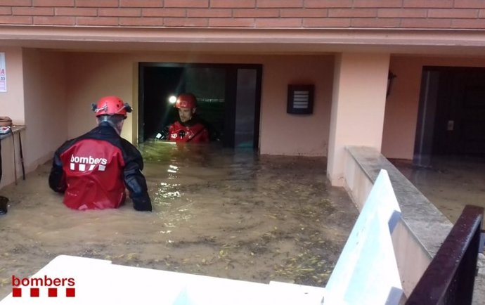 Los Bombers de la Generalitat han evacuado 21 personas de viviendas