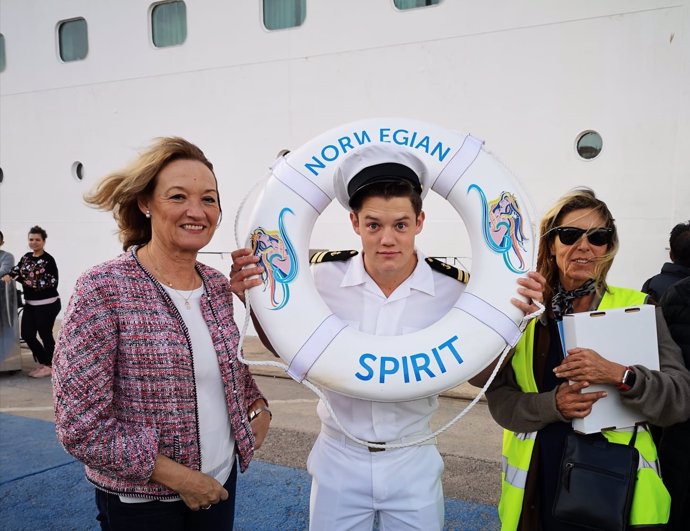 Carmen Ortiz recibe al crucero 'Norwegian Spirit'