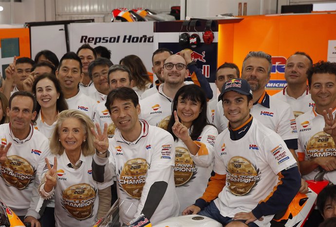 Dani Pedrosa, con los miembros del equipo Repsol Honda