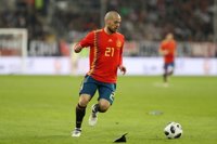 Silva hace el saque de honor en el amistoso España-Bosnia