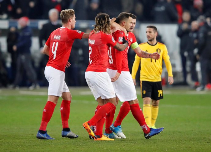 Varios futbolistas de la selección de Suiza celebran un gol ante Bélgica