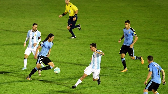 Cavani ante Messi y Dybala