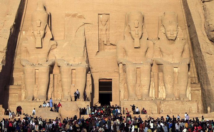 Visitantes en la entrada del tempo de Abú Simbel, en Egipto