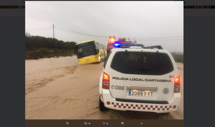 Imatge de l'autobús bloquejat en les inundacions