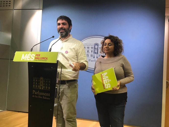 El portavoz de MÉS per Mallorca, Josep Ferrà, y diputada de MÉS  Joan