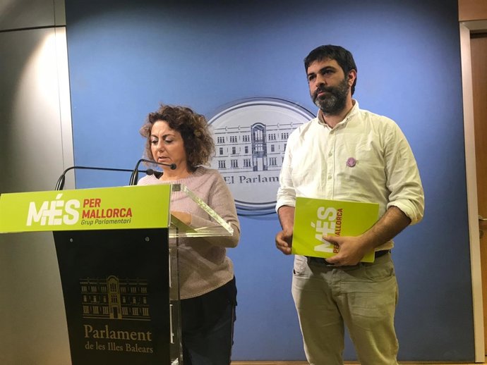 Portavoz de MÉS per Mallorca, Josep Ferrà, y la diputada de MÉS per Mallorca