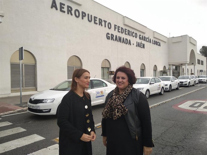 Teresa Jiménez y Olga Manzano en el Aeropuerto de Granada