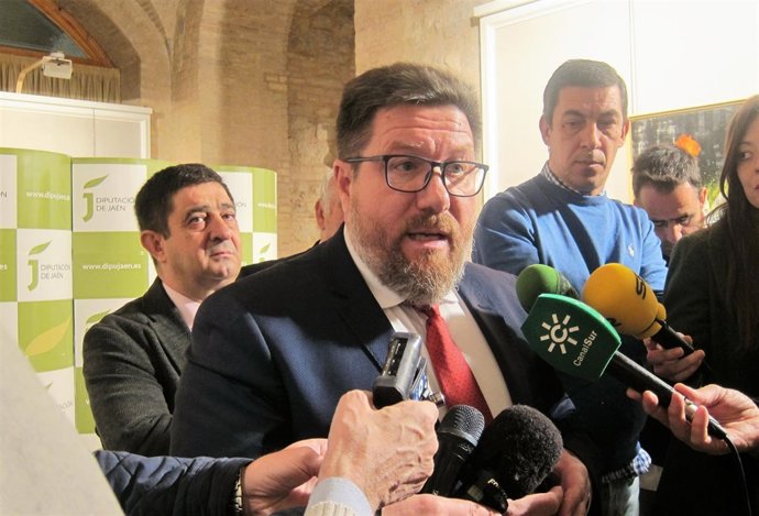 El consejero de Agricultura, Rodrigo Sánchez Haro, atiende a los periodistas.