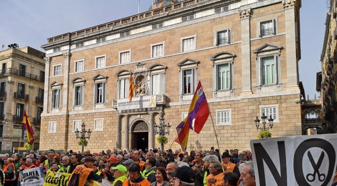 Concentració davant la Generalitat per aprovar els PGE