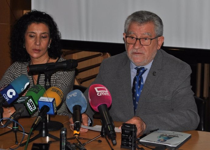 El consejero de Educación, Ángel Felpeto, en rueda de prensa en Cuenca