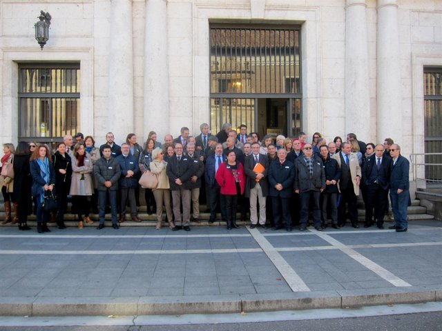 Magistrados, jueves y fiscales, ante la Audiencia de Valladolid.