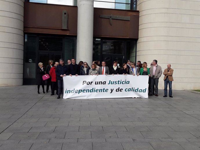 Concentración de jueces y fiscales en Pamplona por una jornada de huelga.