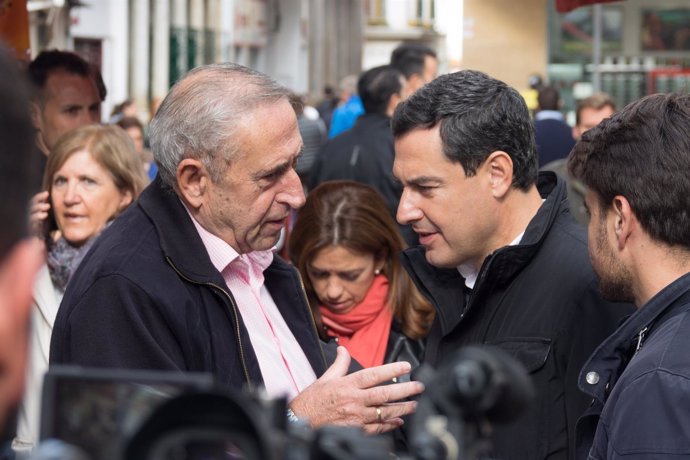 Juanma Moreno, en un paseo electoral en Sevilla