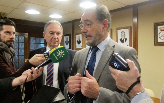 El consejero de Fomento, Felipe López, atiende a los periodistas.