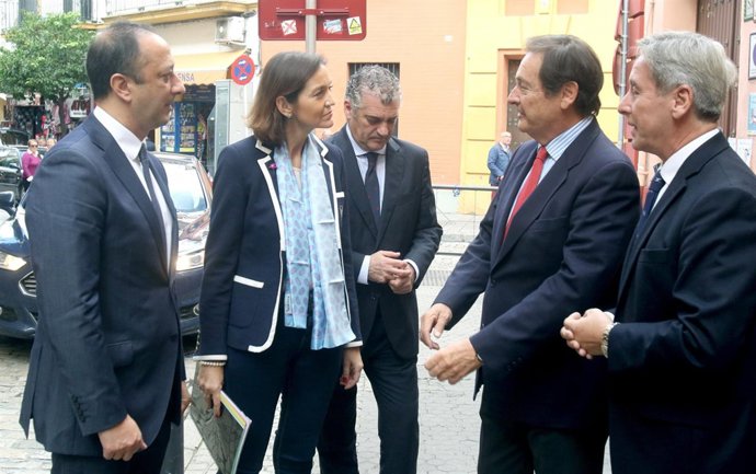 En Sevilla, la ministra de Industria, Comercio y Turismo, Reyes Maroto, visita A