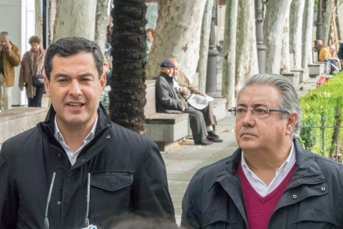 Juanma Moreno (PP-A) atiende a los medios junto a Zoido tras un paseo electoral