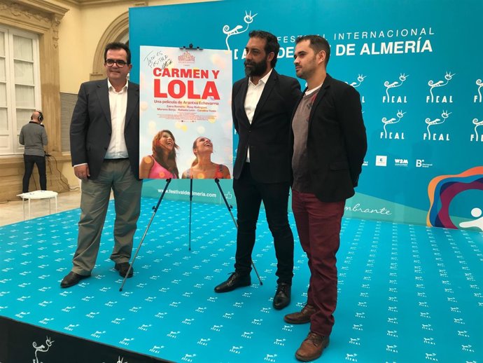 El actor Moreno Borja posa con el cartel de 'Carmen y Lola' en Fical.