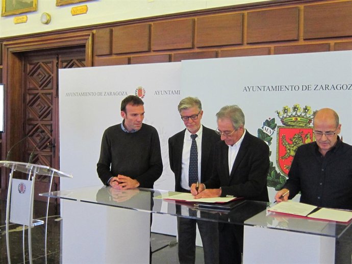 Firma de un nuevo acuerdo en la estrategia municipal de mercados.