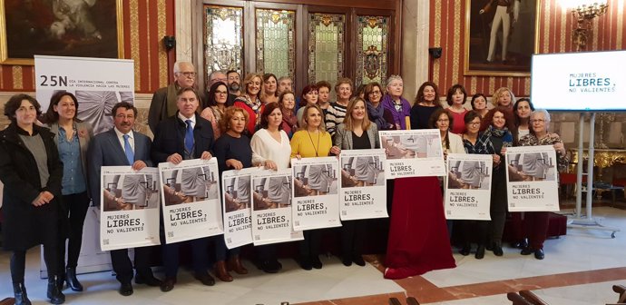 Arranque de la campaña 'Mujeres libres, no valientes' en Sevilla