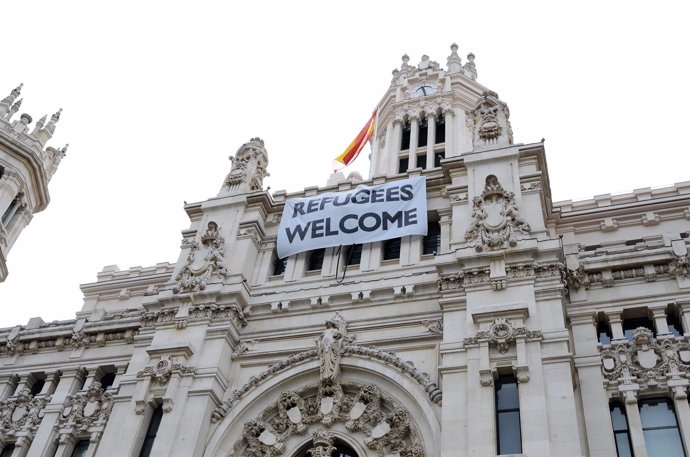 Ayuntamiento de Madrid. Cartel de Bienvenidos Refugiados