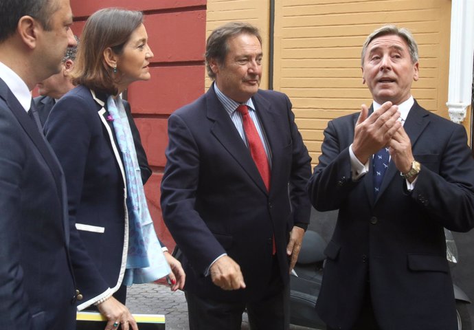 En Sevilla, la ministra de Industria, Comercio y Turismo, Reyes Maroto, visita A