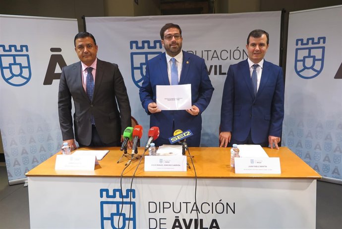 Sánchez Cabrero (C) En La Presentación Anteproyec