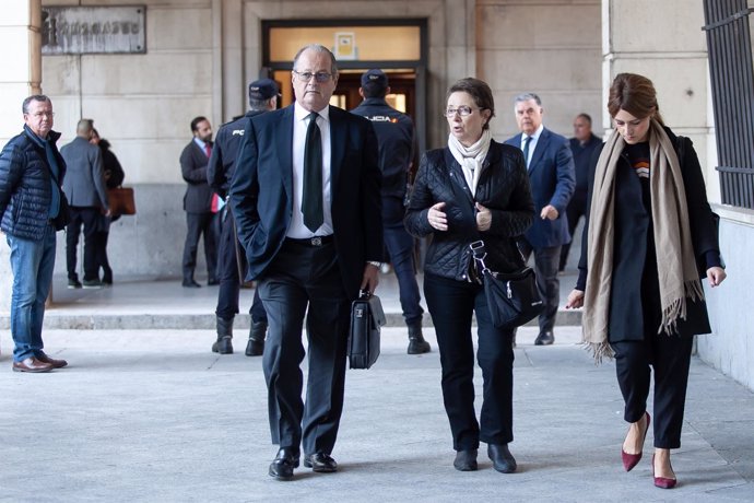 Martínez Aguayo, junto a sus abogados Víctor Moreno Catena y Eva Fonseca