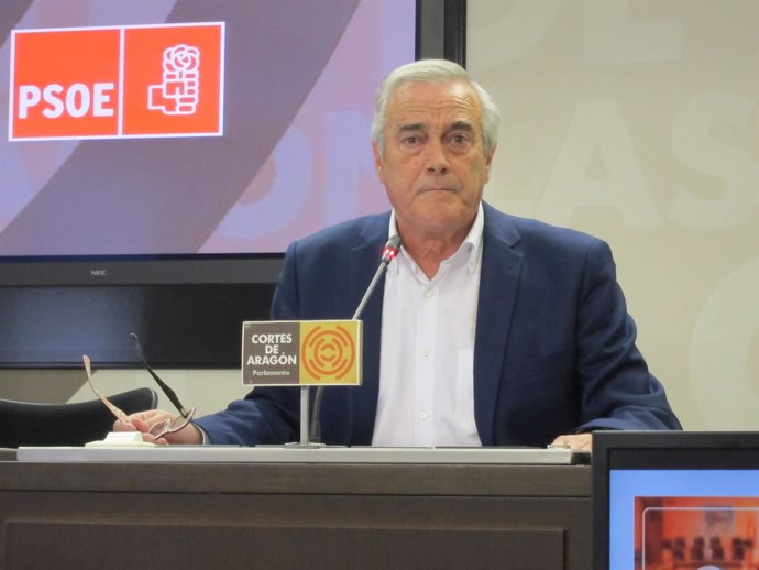 Javier Sada (PSOE) en rueda de prensa hoy en las Cortes