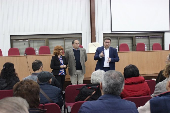 Sánchez Haro (d) en la cooperativa La Unión, de Úbeda.