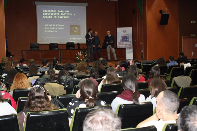 Carmona (al fondo) participa en la jornada sobre TIC y menores