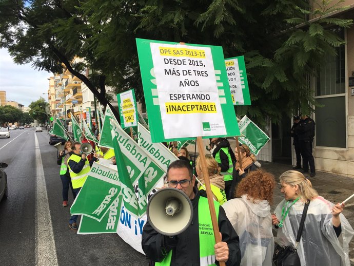 Protesta de Satse en Sevilla por las oposiciones